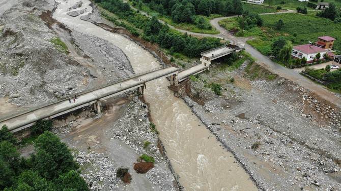 Rize'de dereden alınan kum ve çakıl köprünün çökmesine neden oldu 2
