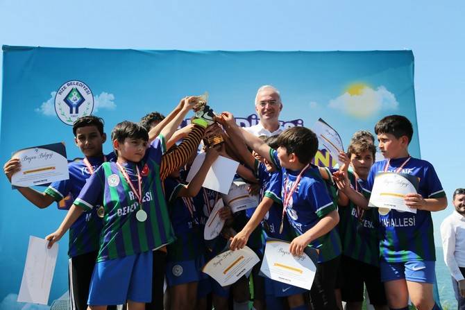 Rize Belediyesi Mahalleler Çocuk Futbol Turnuvası ve Şöleni Tamamlandı 16