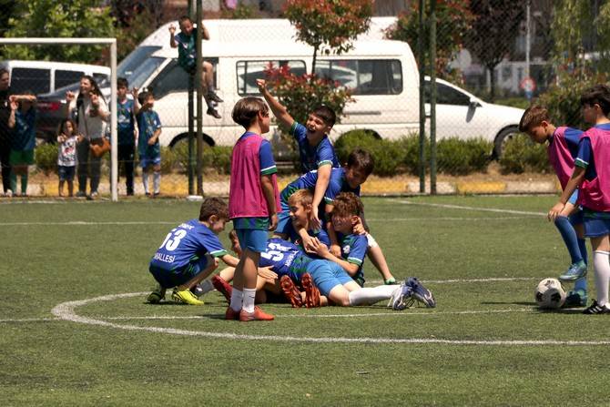 Rize Belediyesi Mahalleler Çocuk Futbol Turnuvası ve Şöleni Tamamlandı 27