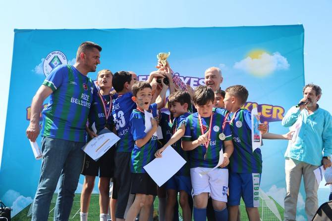 Rize Belediyesi Mahalleler Çocuk Futbol Turnuvası ve Şöleni Tamamlandı 3