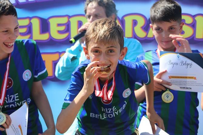 Rize Belediyesi Mahalleler Çocuk Futbol Turnuvası ve Şöleni Tamamlandı 4