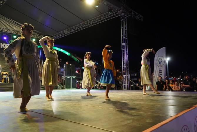 Rize'de, Ukraynalı dans topluluğu ekibi savaş karşıtı dans gösterisi yaptı 10
