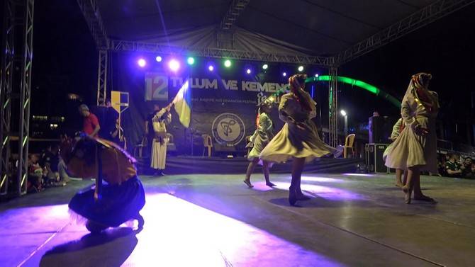 Rize'de, Ukraynalı dans topluluğu ekibi savaş karşıtı dans gösterisi yaptı 11