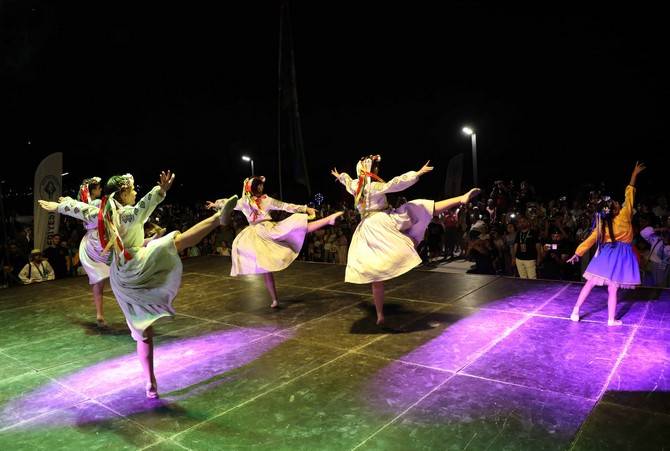 Rize'de, Ukraynalı dans topluluğu ekibi savaş karşıtı dans gösterisi yaptı 4