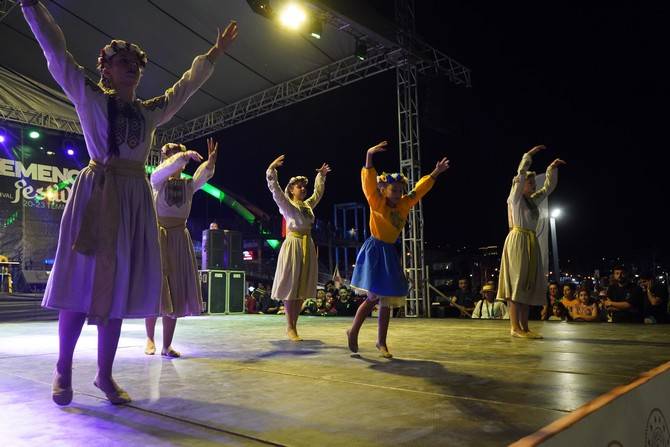 Rize'de, Ukraynalı dans topluluğu ekibi savaş karşıtı dans gösterisi yaptı 9