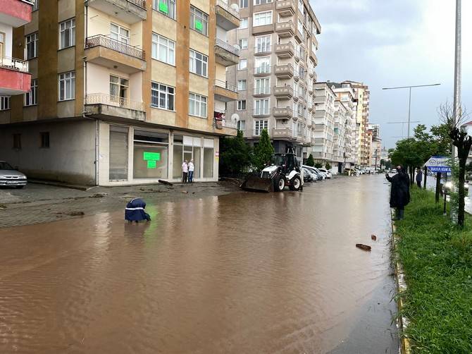 Rize'de şiddetli yağış nedeniyle 8 ev tedbir amacıyla boşaltıldı 1
