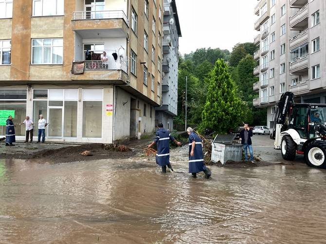 Rize'de şiddetli yağış nedeniyle 8 ev tedbir amacıyla boşaltıldı 2