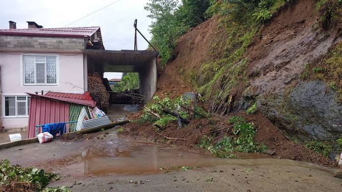 Rize'de şiddetli yağış etkili oldu 10