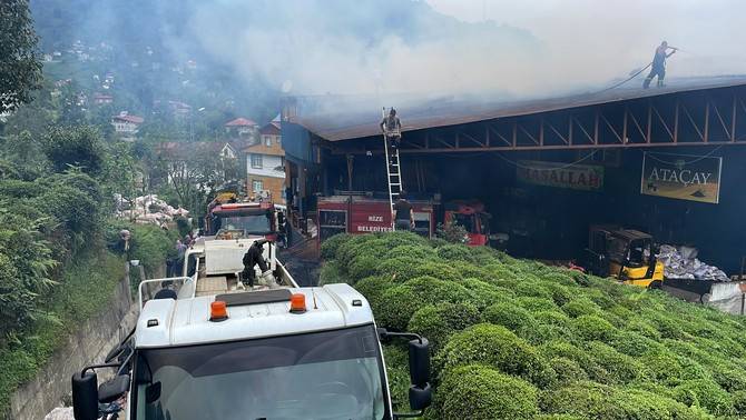 Rize'de çay fabrikasında çıkan yangında bir kişi dumandan etkilendi 1