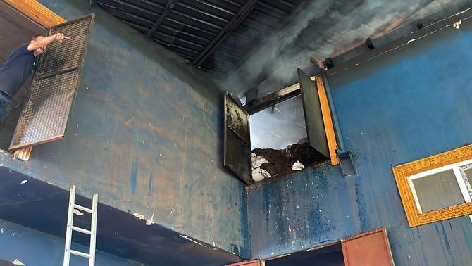 Rize'de çay fabrikasında çıkan yangında bir kişi dumandan etkilendi 10