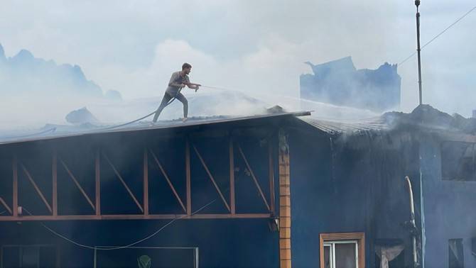 Rize'de çay fabrikasında çıkan yangında bir kişi dumandan etkilendi 4