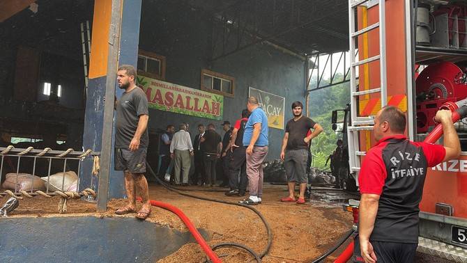 Rize'de çay fabrikasında çıkan yangında bir kişi dumandan etkilendi 7
