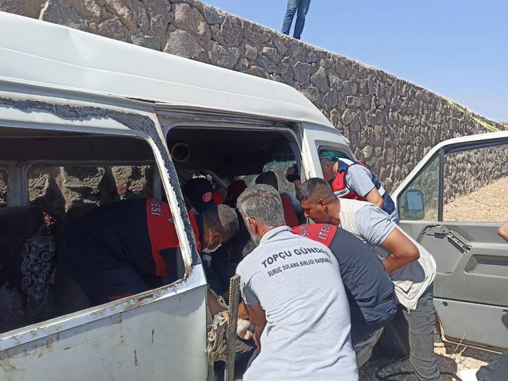 Tarım İşçilerini Taşıyan Rize Plakalı Minibüs Duvara Çarptı: 3 Ölü, 17 Yaralı 10