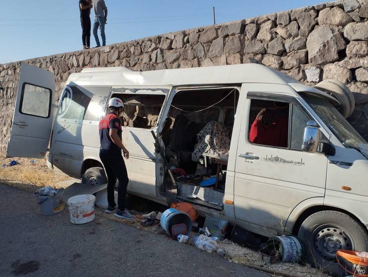 Tarım İşçilerini Taşıyan Rize Plakalı Minibüs Duvara Çarptı: 3 Ölü, 17 Yaralı 16