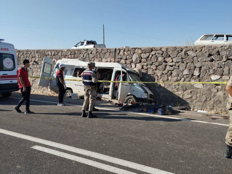Tarım İşçilerini Taşıyan Rize Plakalı Minibüs Duvara Çarptı: 3 Ölü, 17 Yaralı 7