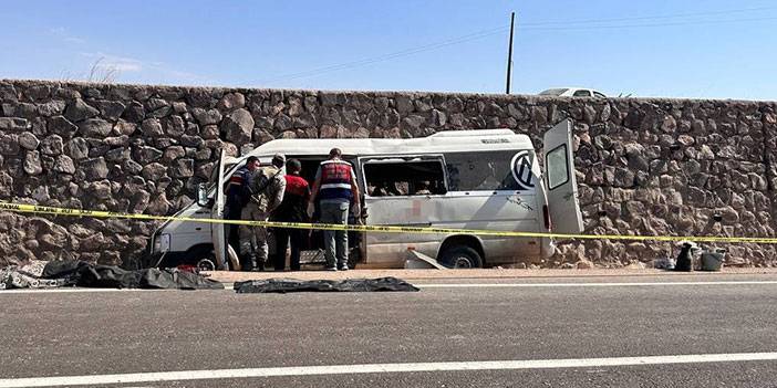 Tarım İşçilerini Taşıyan Rize Plakalı Minibüs Duvara Çarptı: 3 Ölü, 17 Yaralı