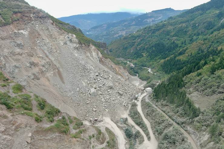 Trabzon'da taş ocağında heyelan 7