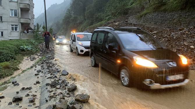 Rize’de şiddetli yağış sonucu 2 araç sel sularına kapıldı 13