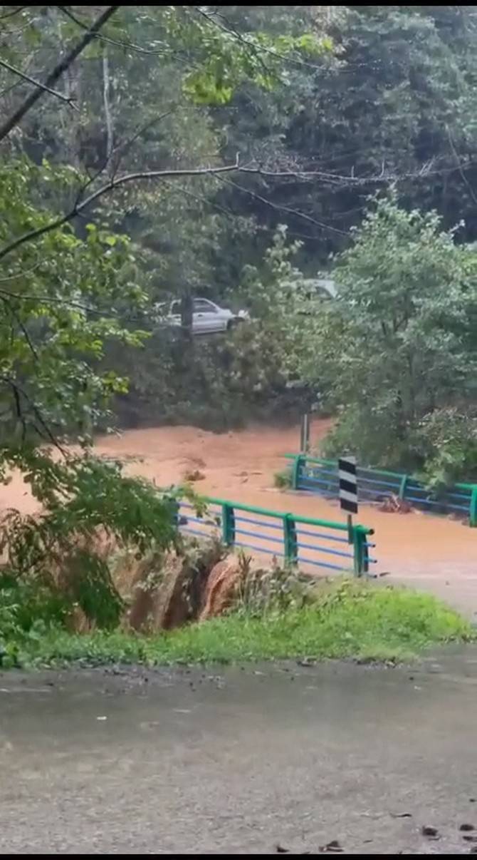 Rize’de şiddetli yağış sonucu 2 araç sel sularına kapıldı 3