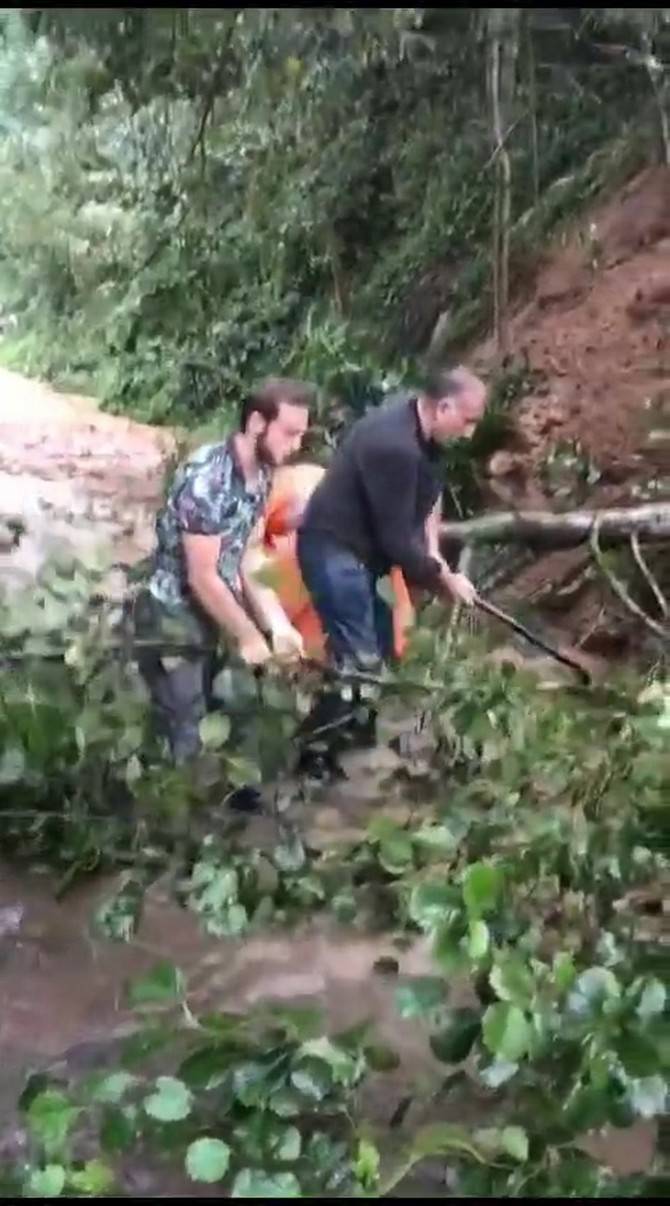 Rize’de şiddetli yağış sonucu 2 araç sel sularına kapıldı 5
