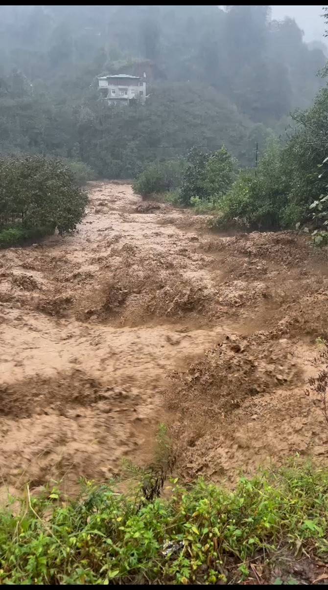 Rize’de şiddetli yağış sonucu 2 araç sel sularına kapıldı 6