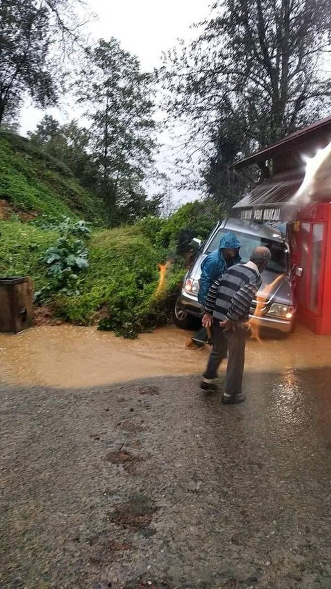 Rize’de şiddetli yağış sonucu 2 araç sel sularına kapıldı 7