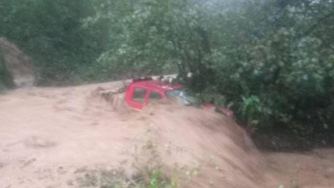 Rize’de şiddetli yağış sonucu 2 araç sel sularına kapıldı 8