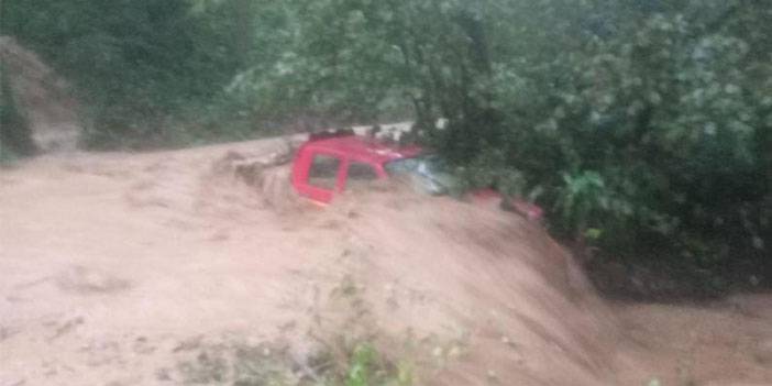 Rize’de şiddetli yağış sonucu 2 araç sel sularına kapıldı