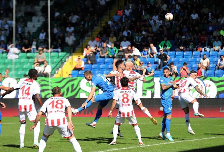 Çaykur Rizespor - Yilport Samsunspor maçından kareler 25