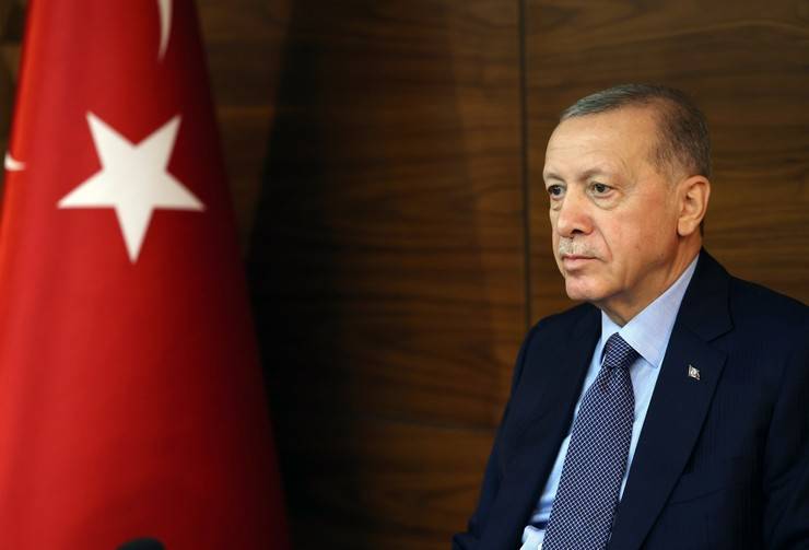 Çaykur Rizespor Kulübü Başkanı Turgut, Cumhurbaşkanı Erdoğan’a Atmaca Heykeli Hediye Etti 1