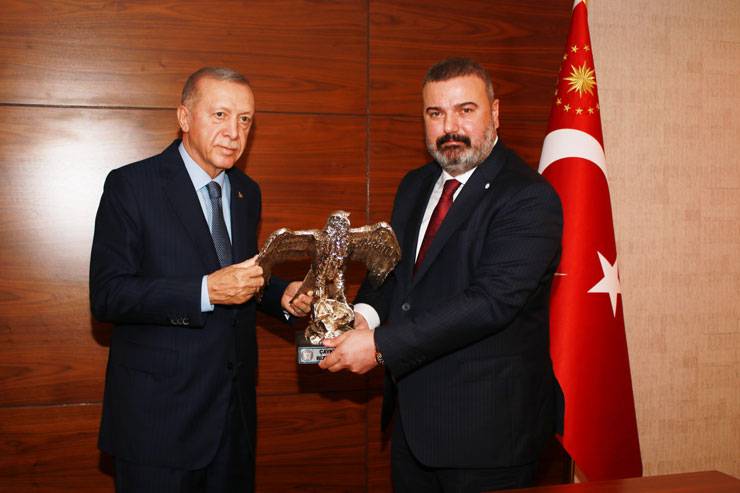 Çaykur Rizespor Kulübü Başkanı Turgut, Cumhurbaşkanı Erdoğan’a Atmaca Heykeli Hediye Etti 10