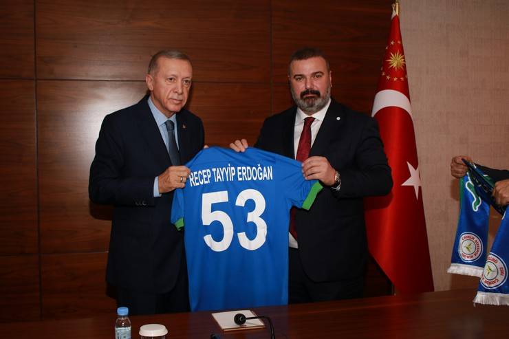 Çaykur Rizespor Kulübü Başkanı Turgut, Cumhurbaşkanı Erdoğan’a Atmaca Heykeli Hediye Etti 11