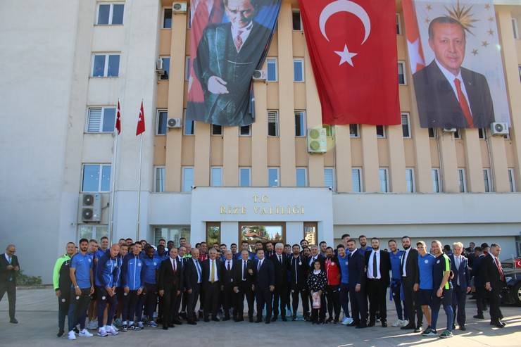 Çaykur Rizespor Kulübü Başkanı Turgut, Cumhurbaşkanı Erdoğan’a Atmaca Heykeli Hediye Etti 12