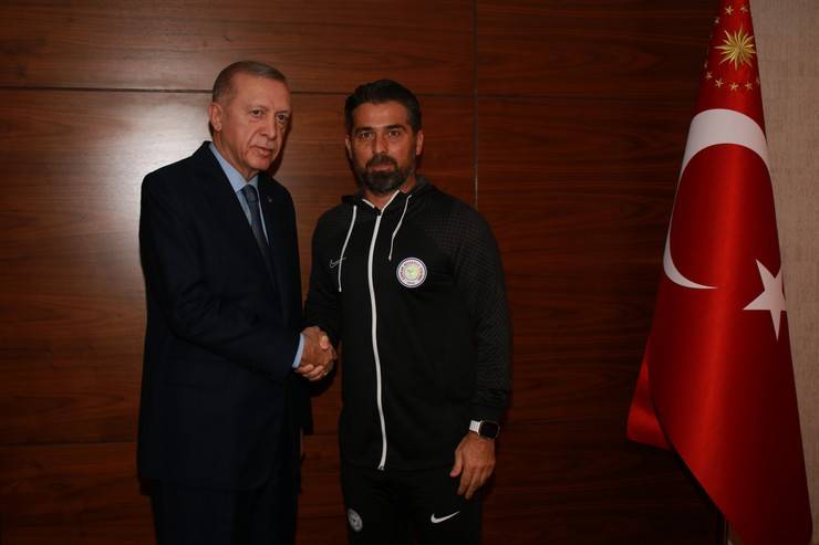 Çaykur Rizespor Kulübü Başkanı Turgut, Cumhurbaşkanı Erdoğan’a Atmaca Heykeli Hediye Etti 3