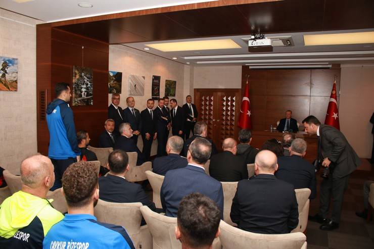 Çaykur Rizespor Kulübü Başkanı Turgut, Cumhurbaşkanı Erdoğan’a Atmaca Heykeli Hediye Etti 4