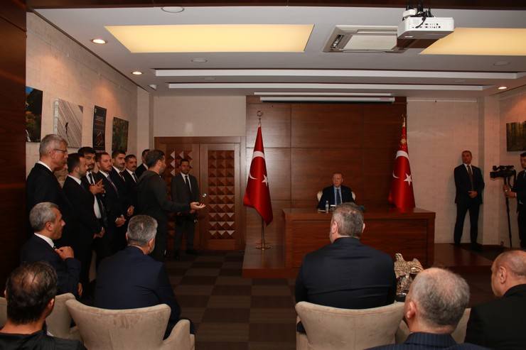 Çaykur Rizespor Kulübü Başkanı Turgut, Cumhurbaşkanı Erdoğan’a Atmaca Heykeli Hediye Etti 5