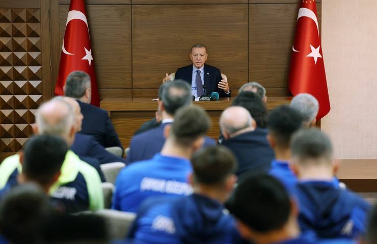 Çaykur Rizespor Kulübü Başkanı Turgut, Cumhurbaşkanı Erdoğan’a Atmaca Heykeli Hediye Etti 8