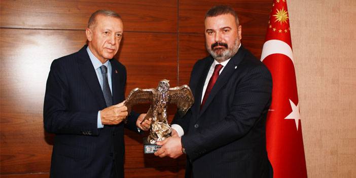Çaykur Rizespor Kulübü Başkanı Turgut, Cumhurbaşkanı Erdoğan’a Atmaca Heykeli Hediye Etti
