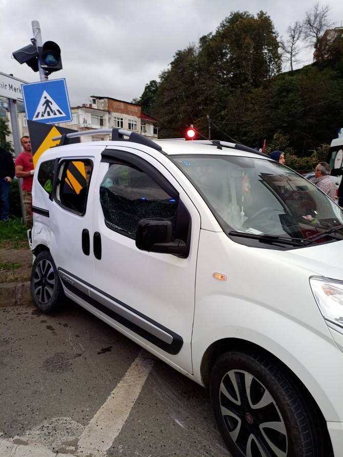 Rize'de ambulans ile otomobilin çarpıştığı kazada 6 kişi yaralandı 1