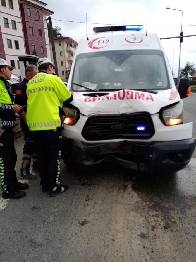 Rize'de ambulans ile otomobilin çarpıştığı kazada 6 kişi yaralandı 2