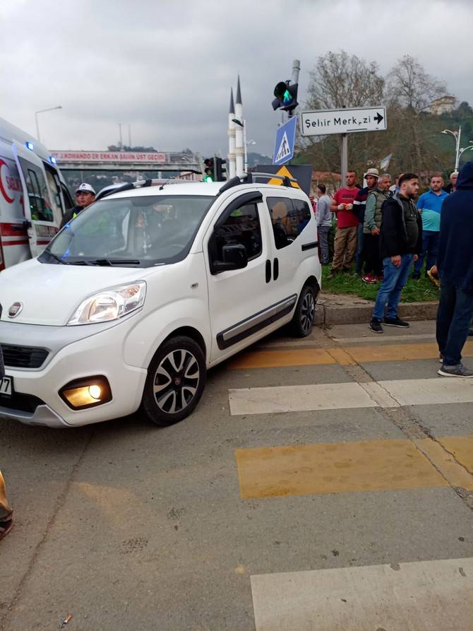 Rize'de ambulans ile otomobilin çarpıştığı kazada 6 kişi yaralandı 3