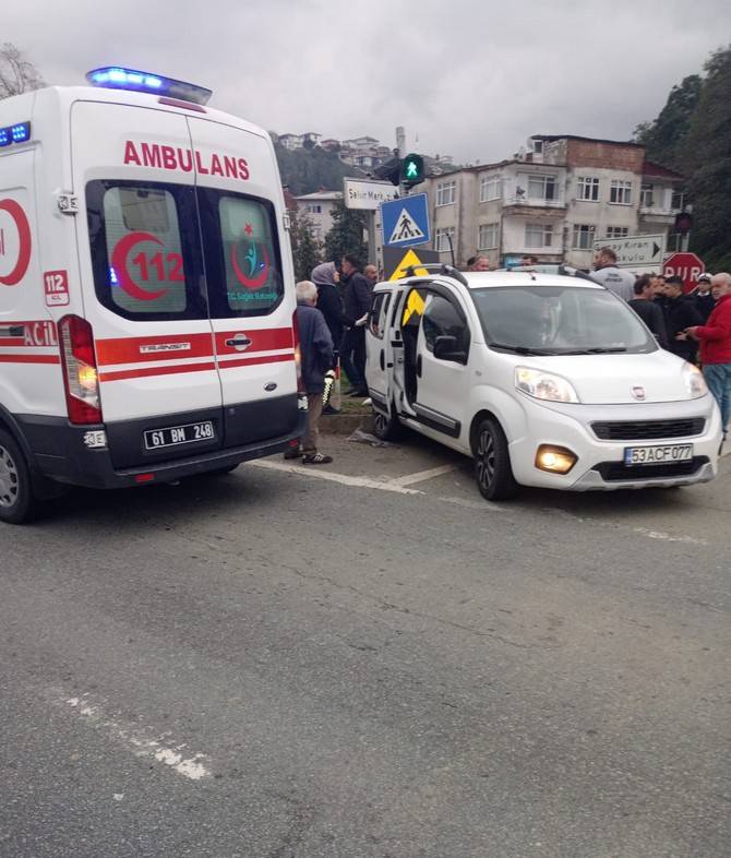Rize'de ambulans ile otomobilin çarpıştığı kazada 6 kişi yaralandı 4