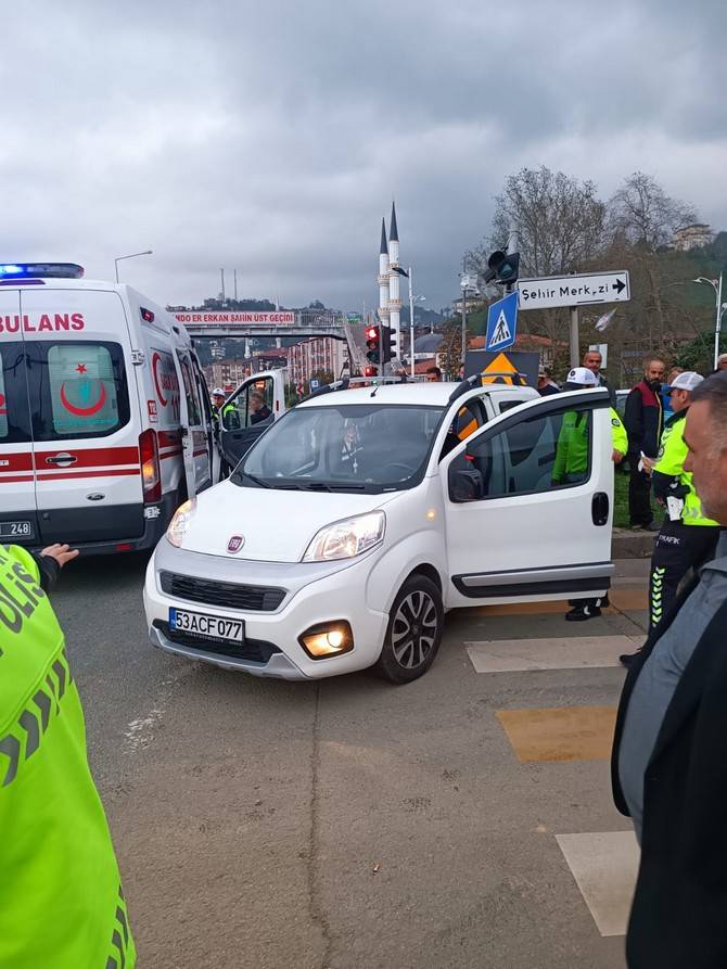 Rize'de ambulans ile otomobilin çarpıştığı kazada 6 kişi yaralandı 5
