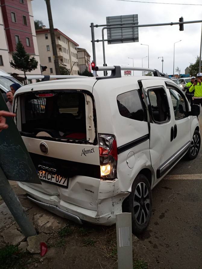 Rize'de ambulans ile otomobilin çarpıştığı kazada 6 kişi yaralandı 6