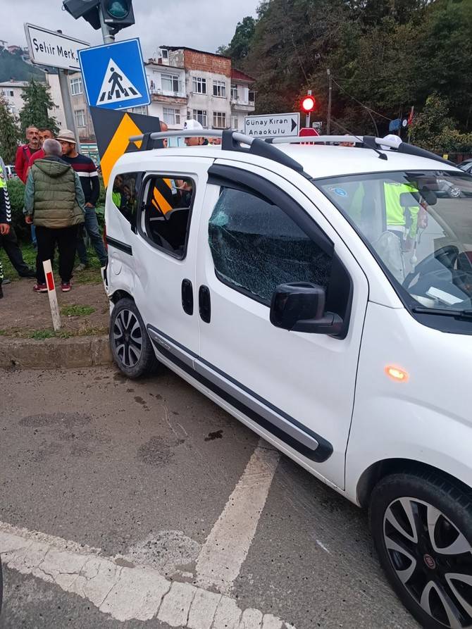 Rize'de ambulans ile otomobilin çarpıştığı kazada 6 kişi yaralandı 7