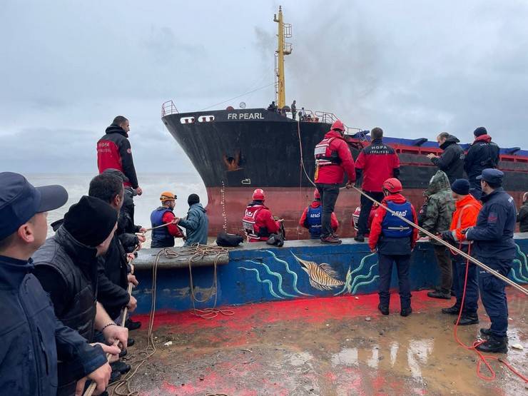 Hopa'da karaya oturan kuru yük gemisinin personeli tahliye ediliyor 3