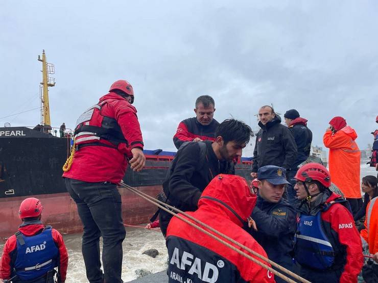 Hopa'da karaya oturan kuru yük gemisinin personeli tahliye ediliyor 8