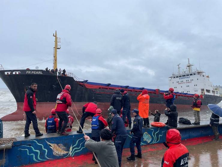 Hopa'da karaya oturan kuru yük gemisinin personeli tahliye ediliyor 9