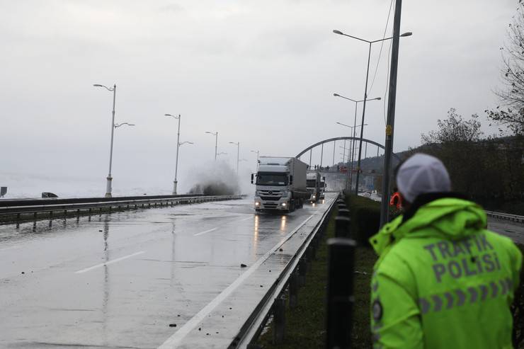 Karadeniz Sahil Yolu Çayeli-Trabzon istikameti ulaşıma kapatıldı 1