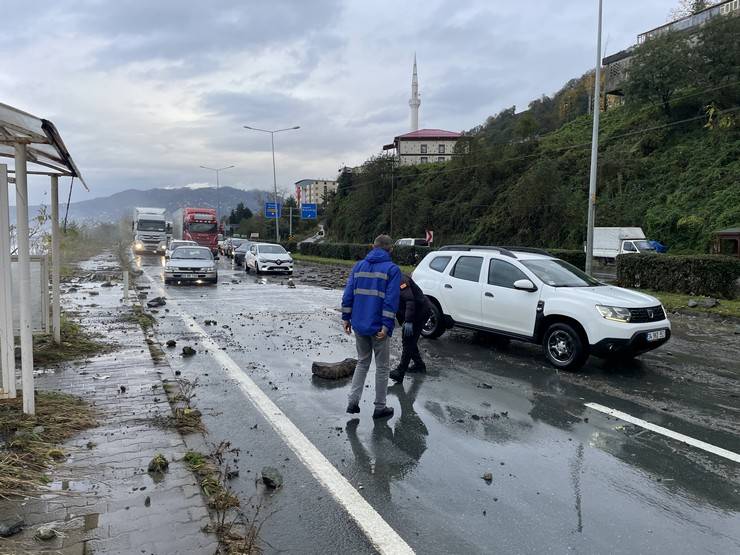 Karadeniz Sahil Yolu Çayeli-Trabzon istikameti ulaşıma kapatıldı 3